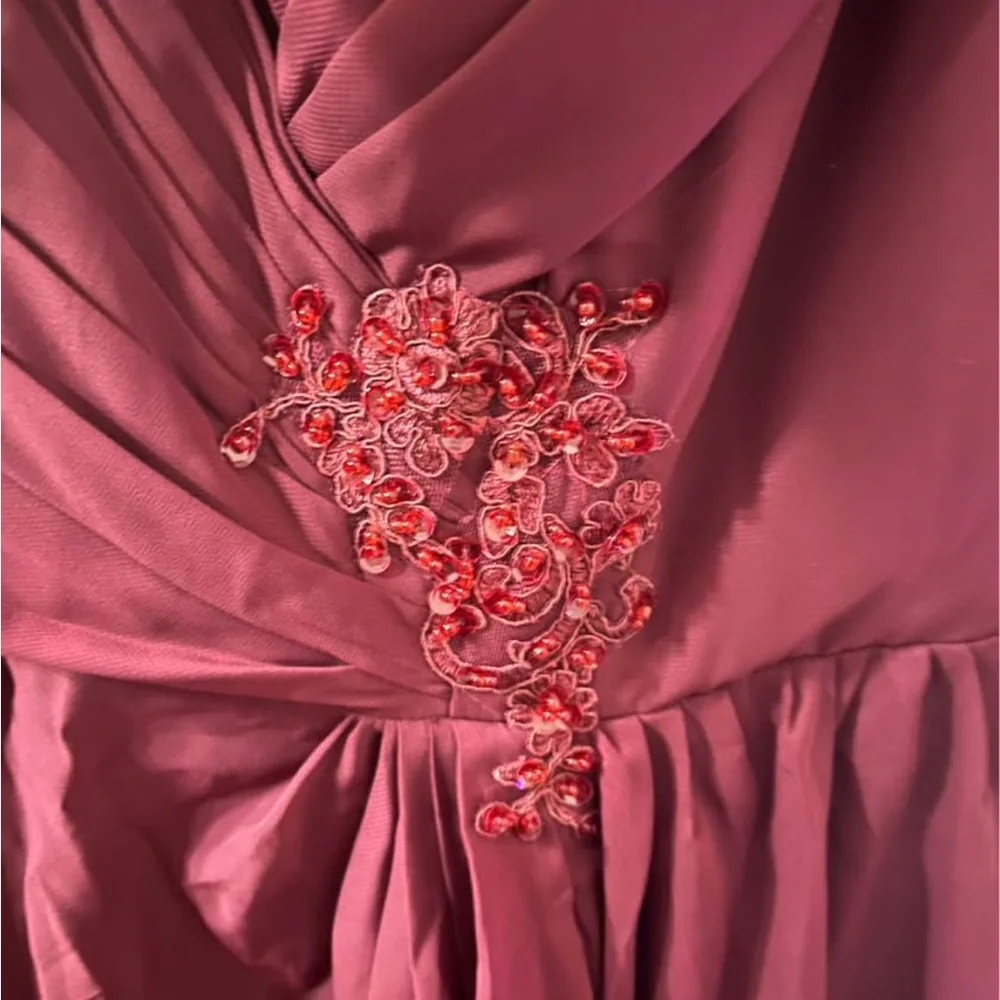 Elegant Burgundy Evening Gown - Picture 3 of 3